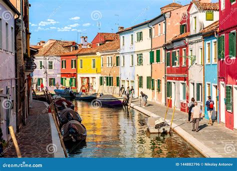 Isola Di Burano, Venezia, Italia - Settembre 2017: Case Variopinte in ...