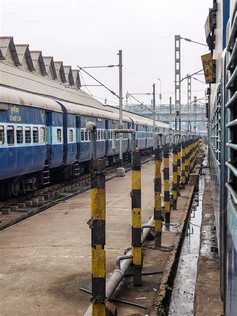 Howrah Station Local Train 的图像结果
