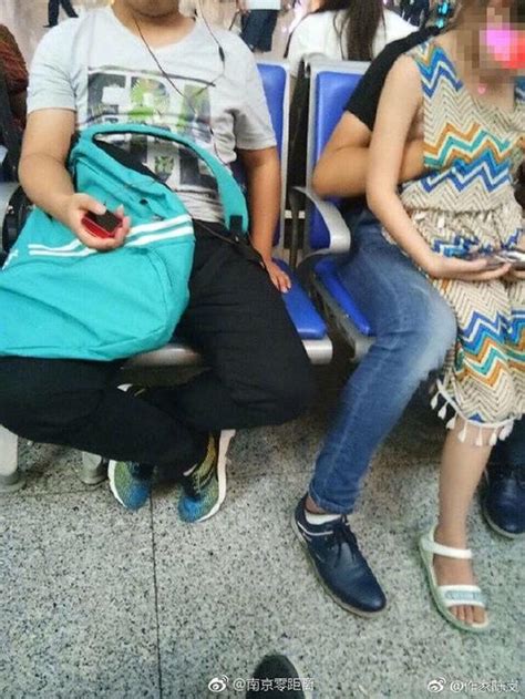 高铁遇见感人的一幕，老公抱着老婆坐在行李箱上竟然这样睡着了！_腾讯视频