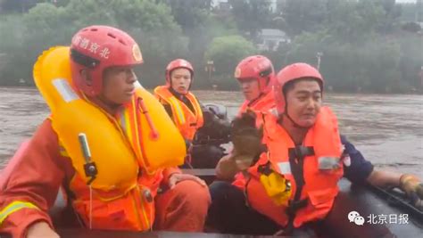 山洪暴发，北京3名男子河中抱树求生！紧急营救！ - 封面新闻