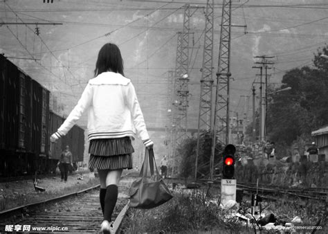 影楼摄影师带女大学生到铁路上“创意自拍” 摄影师被拘2天_凤凰网视频_凤凰网