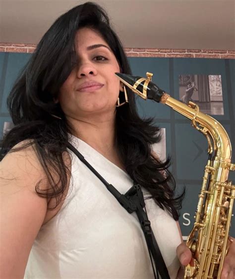 Female Saxophone Player in Mumbai 9823395060 | Female Saxophone Artist ...