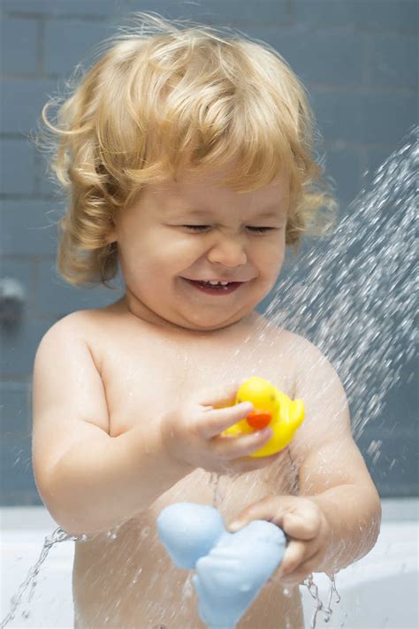洗澡的小婴儿图片-可爱的小婴儿在浴缸洗澡素材-高清图片-摄影照片-寻图免费打包下载