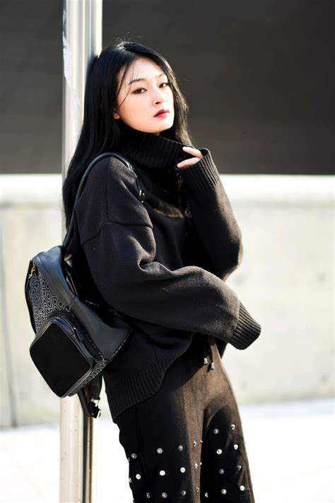 Park Seo Hee carrying Mischa Bag | Korean model, Clothes design, Clothes