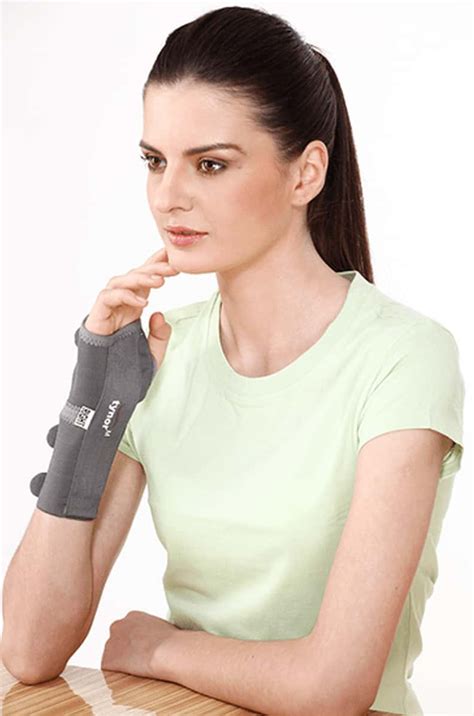 Buy TYNOR ELASTIC WRIST SPLINT (RIGHT) (S) Online & Get Upto 60% OFF at ...