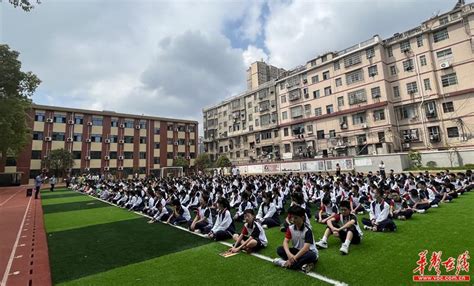 岳阳县一中心理协会成员参加学雷锋活动照片