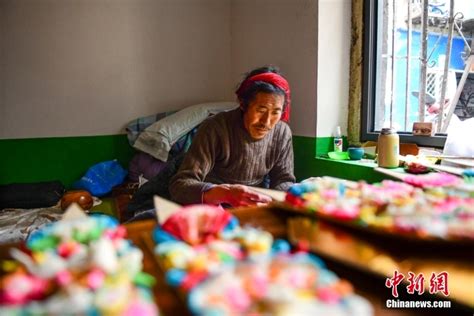 欧洲时报–欧时网-欧时大参-迎藏历新年 西藏拉萨手工艺人制作酥油花
