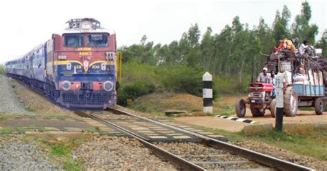 How People Ignore Safety Protocols At Level Crossing!