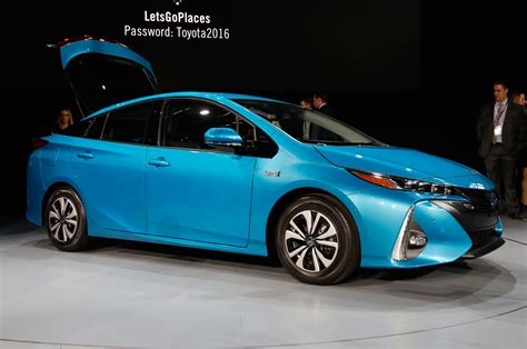 Styling Size-Up: 2017 Toyota Prius Prime vs 2016 Toyota Prius