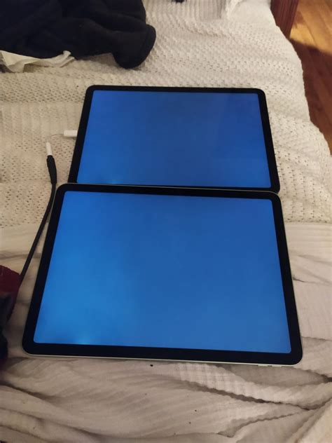 New iPad Mini 2020 - light bleed! My girlfriend and I both bought ipad ...