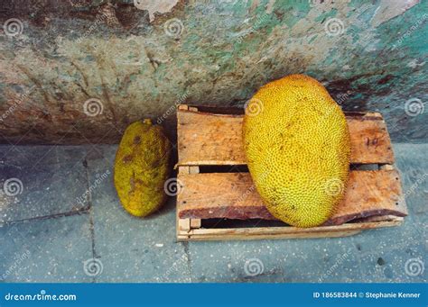 Fruta De La Jota Amarilla En La Calle Foto de archivo - Imagen de fondo ...