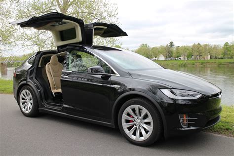 Minivan Tesla Gullwing
