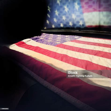 American Flag Draped Casket Coffin Stock Photo - Download Image Now ...