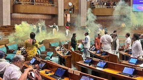 संसद में धुआं-धुआं, 6 आरोपी और महीनों की साजिश... सुरक्षा में चूक के ...