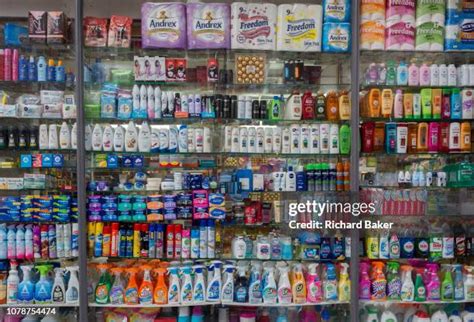 Convenience Store Window Display 的图像结果