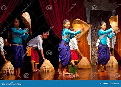 Khmer Folk Dance editorial photo. Image of clothes, gesture - 35385076