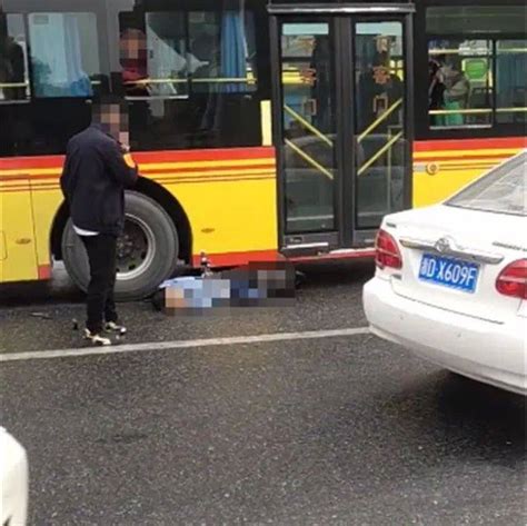 绍兴柯桥一自行车与公交车相撞，被卷入公交车轮胎下……_搬运工