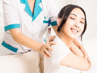 亚洲男理疗师的生治疗师在诊所工作帮助保护有病人在做伸展手术的病人在诊疗室用一个灵活的锻炼带进行伸展高清图片下载-正版图片305789939-摄图网