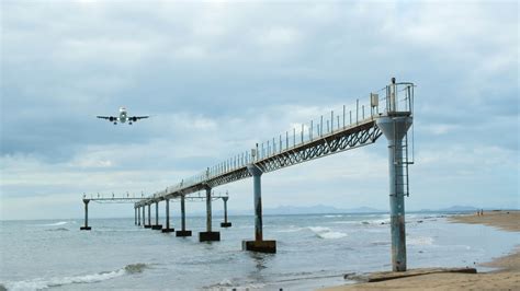 The plane is landing 28586783 Stock Video at Vecteezy