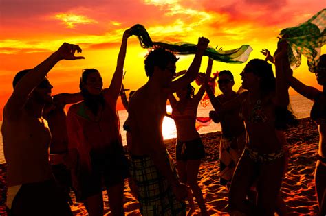 Spring Break Parties Dancing 的图像结果