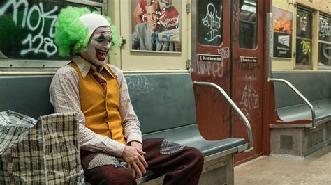 《小丑》曝光全新片场照， 杰昆·菲尼克斯一身红色西装街头狂奔|杰昆·菲尼克斯|小丑|片场_新浪新闻