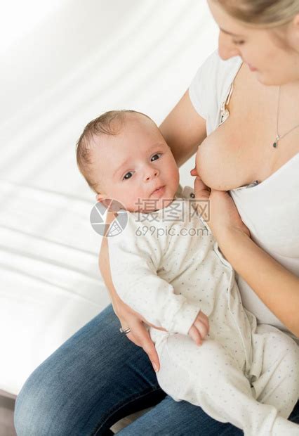 年轻母亲在床上给三个月大的婴儿喂奶高清图片下载-正版图片304280367-摄图网