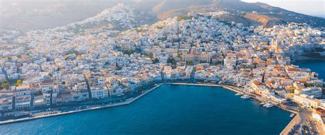 Un recorrido a pie por la colorida ciudad de Ermúpoli en Syros | Paseos ...