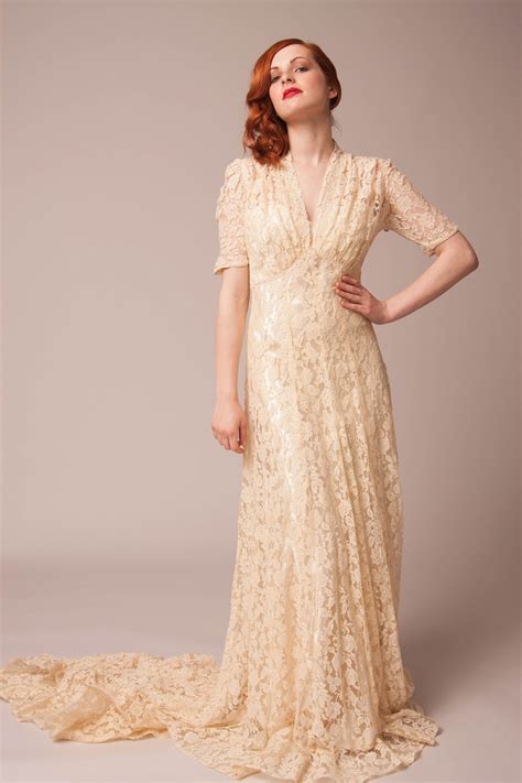 1940's ivory lace wedding gown@Elizabeth Avey. elizabethavey.com | 1940s wedding dress, Lace ...