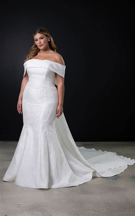 Graceful Plus-Size Fit-and-Flare Bridal Gown with Removable Bow