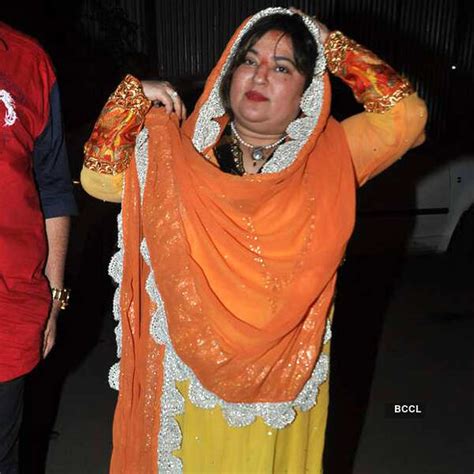 Kehkashan Patel arrives with son to attend Salman Khan's Ganesh ...