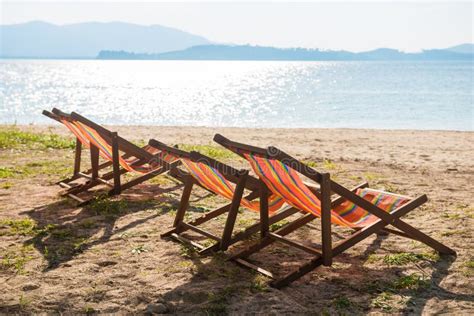 夏日沙滩躺椅摄影图高清摄影大图-千库网