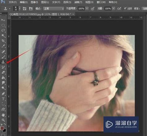 photoshop使用仿制图章工具精确消除人物背景部分的杂物 - PSD素材网