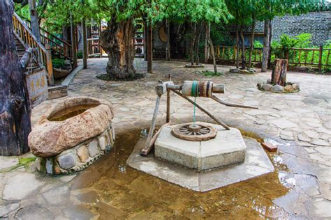 少年在贵州省安顺市平坝县马场镇佳林村唯一的一口水井用手捧水渴。 _新浪图集_新浪网