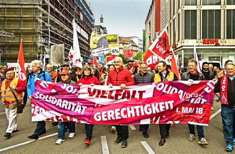 Demo zum 1. Mai in Stuttgart: 4000 Bürger demonstrieren für Solidarität ...