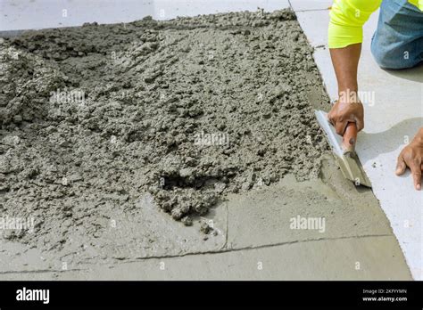 Concrete Leveler Usinga Trowel 的图像结果