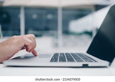 Using Laptop 的图像结果