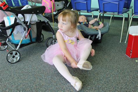 First Class Students Dance Performance 的图像结果