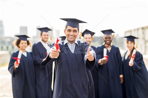 教育毕业手势人的群快乐的国际学生穿着灰浆板学士服,毕业证书竖大拇指文凭的快乐学生竖大拇指高清图片下载-正版图片300408446-摄图网