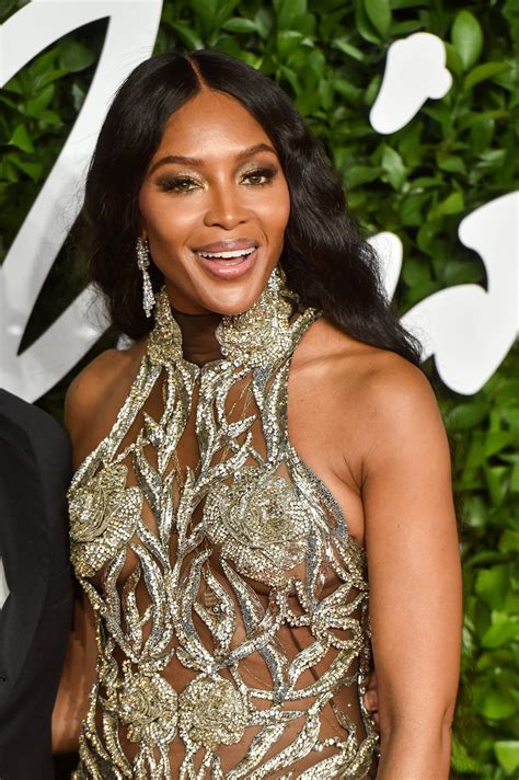 G.O.A.T. Naomi Campbell Expertly Uses An iPhone To Photograph Herself ...