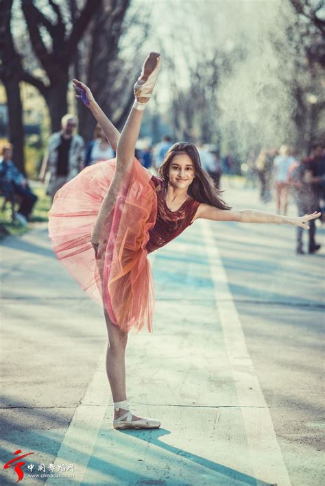 跳芭蕾舞的小女孩Anca Berteanu，在和煦的阳光下翩然起舞 - 舞蹈图片 - Powered by Discuz!