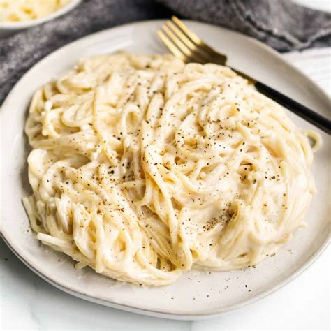 Spaghetti Aglio e Olio (Spaghetti with Garlic and Olive Oil) - Joyous Apron