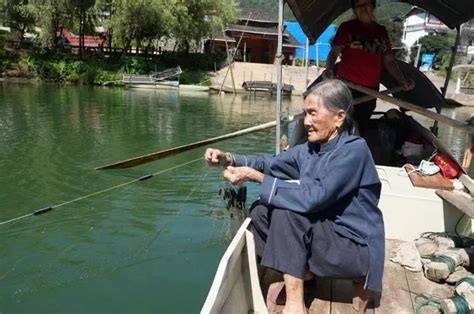 桂林百岁渔女撑船打鱼成风景_浔江_传统_瓢里镇