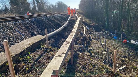 Landslip causes major train delays across Surrey and Sussex - BBC News