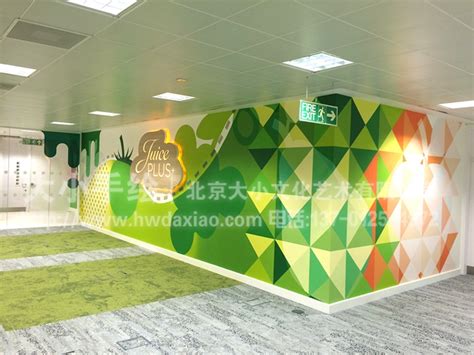 几何图形与色彩的碰撞街景结晶：办公室墙绘欣赏-大小墙体彩绘公司