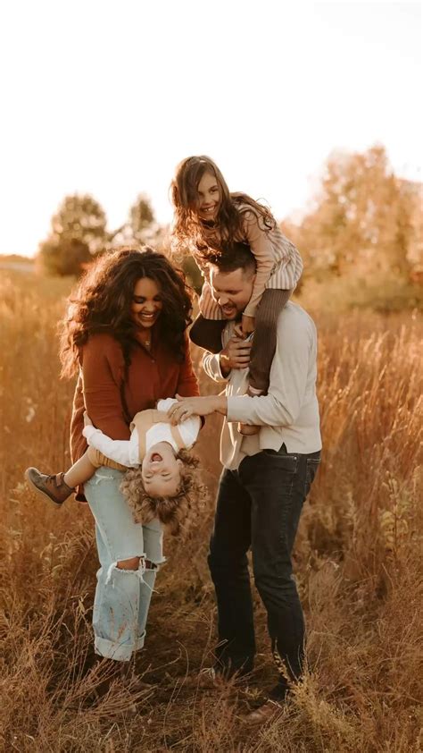 Family of 4 poses fall family photos – Artofit