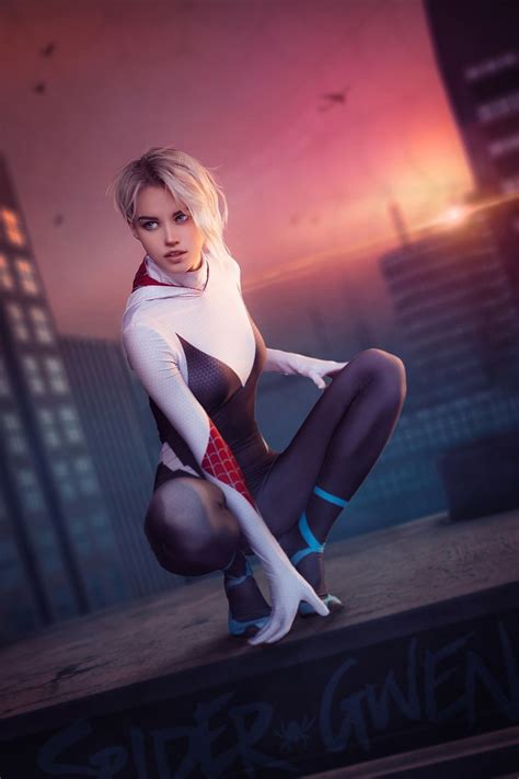 Sexy Spider-Gwen Cosplay In Spider-Man: Into The Spider-Verse