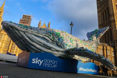 巨型“塑料瓶”鲸鱼雕塑亮相英国会大厦 呼吁减少海洋垃圾