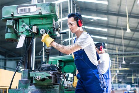 亚洲工人在工厂楼层机器上从事生产厂钻高清图片下载-正版图片503561252-摄图网