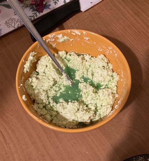I tried to make vegan ""buttercream"" (with green food dye). : r ...