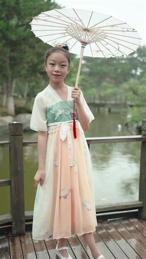 女孩穿汉服(汉族的传统服装)视频素材_ID:VCG42N1346142264-VCG.COM